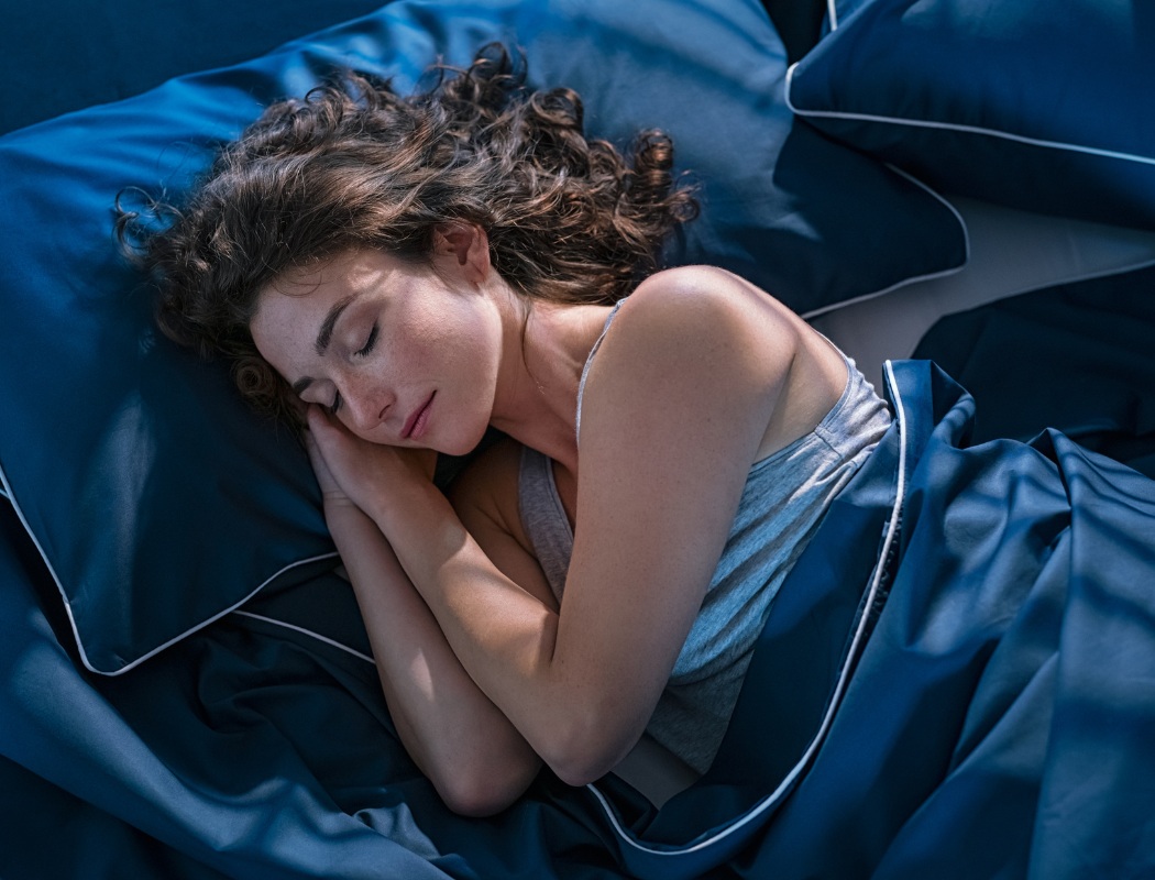 Сонная женщина на рекламе фото